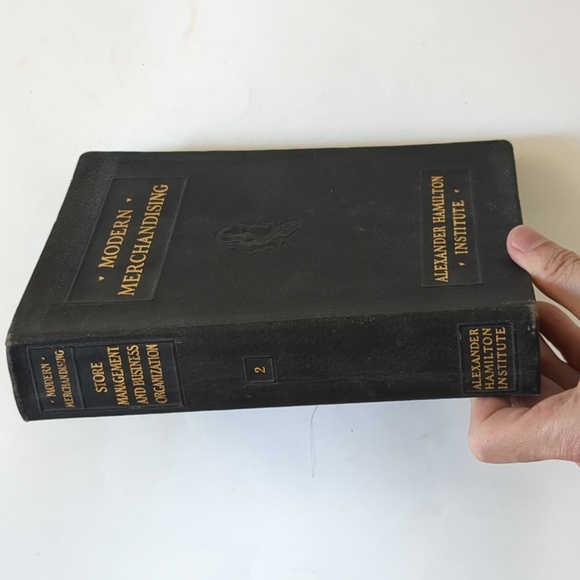 Modern Merchandising: Store Management and Business Organization - 1927 - Picture 2 of 11